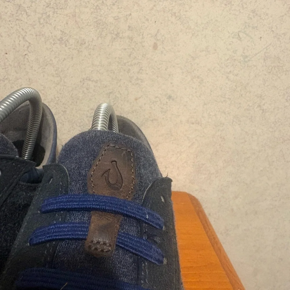 OluKai Puliki Men's Low-Top Sneakers in Navy and White Size 9